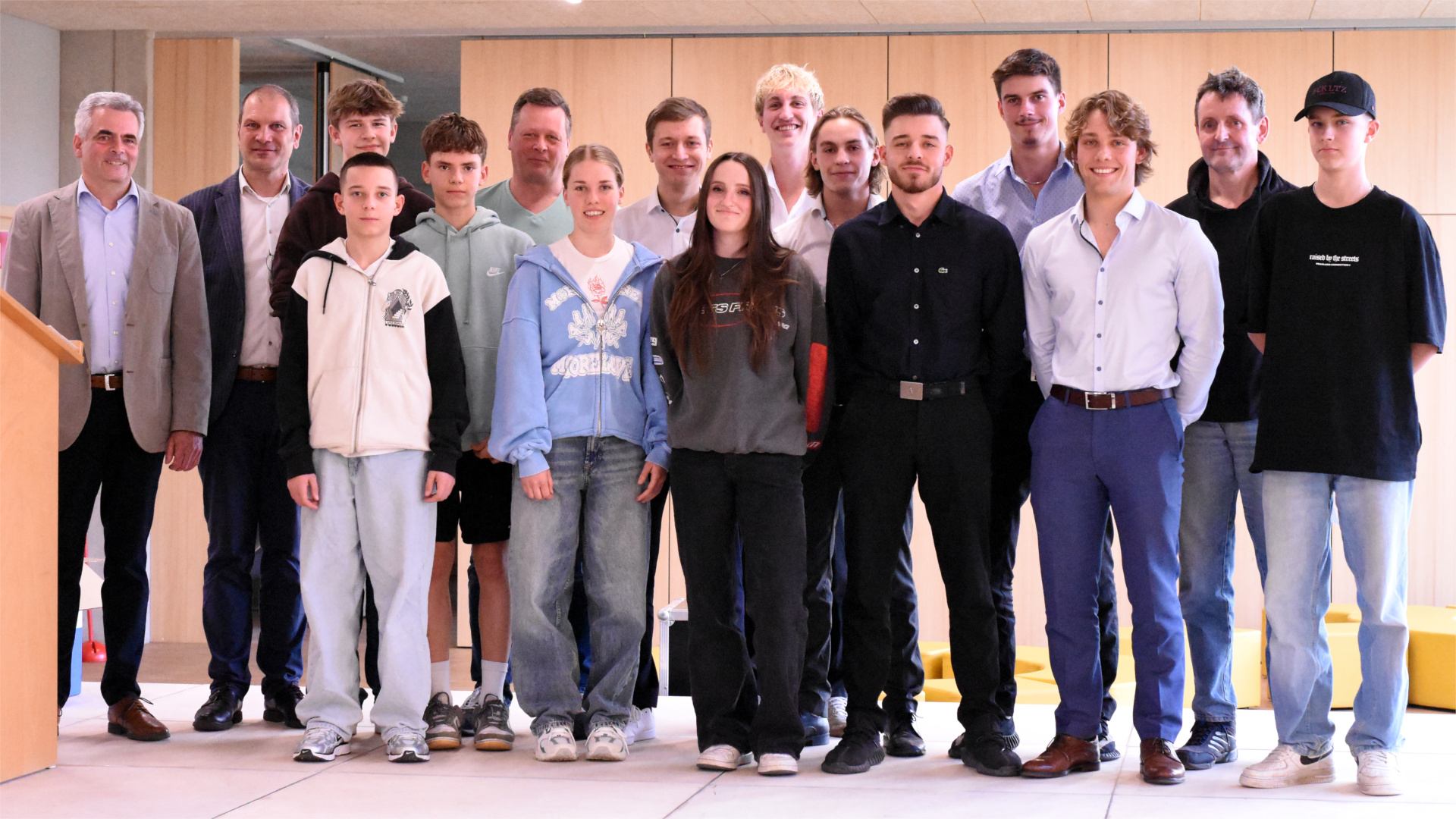 Sportreferent Martin Kellerer und Oberbürgermeister Christian Götz mit Vertretern der U15 und der U20 des EV Fürstenfeldbruck in der Aula der neuen Grundschule an der Cerveteri-Straße