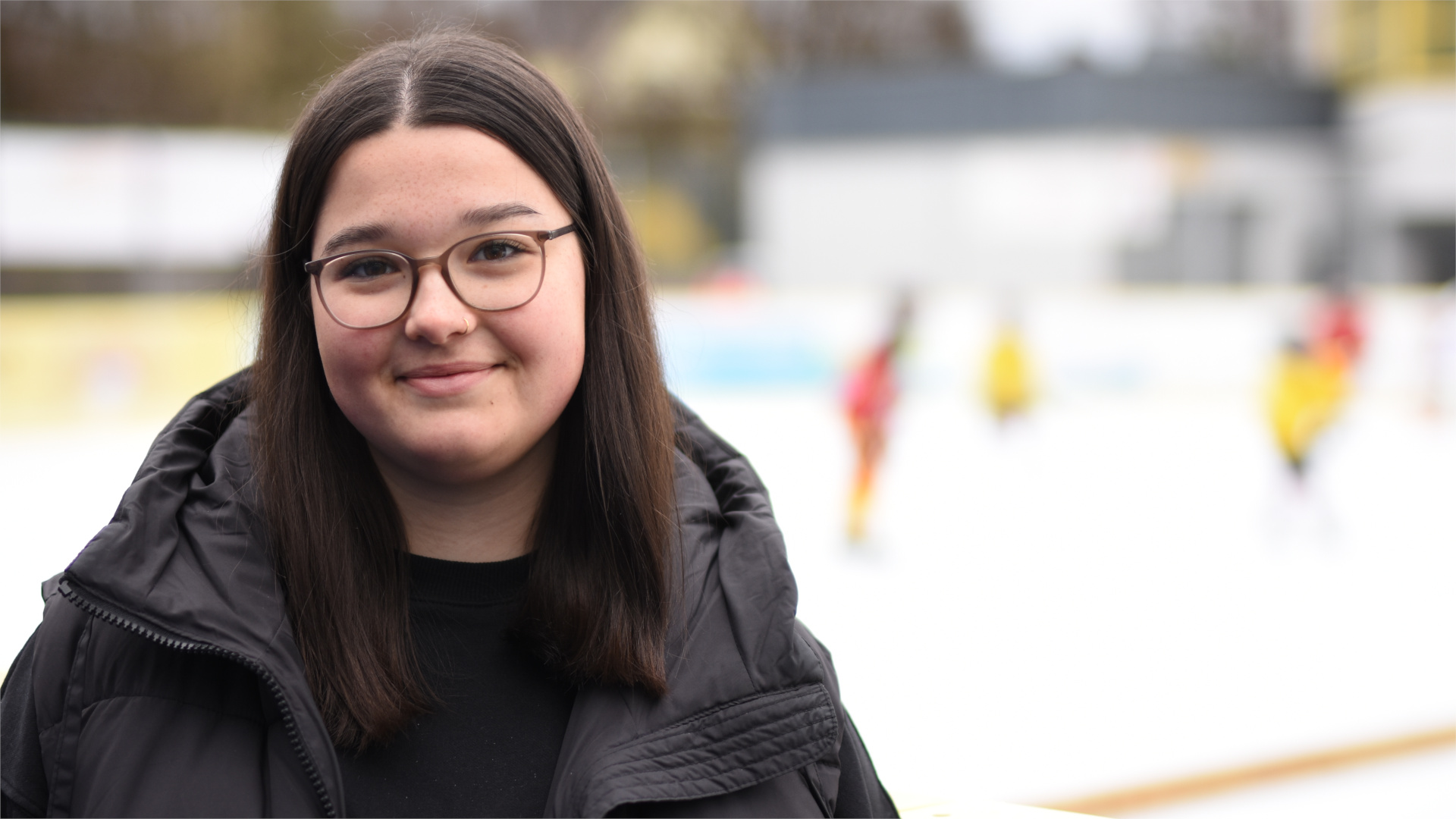 Johanna Breitenberger vor der Eisfläche im Eisstadion der Amperoase