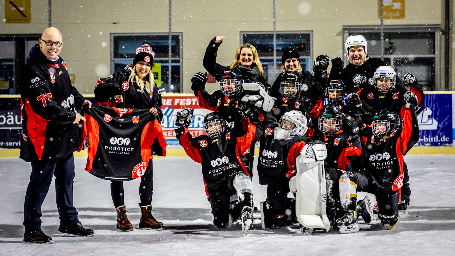 Links Christoph Ryll und Sona Ryll von Robotics Consulting; rechts Spieler der U11 mit Jugendleiterin Astrid Krause und Trainer Christian Tienemann