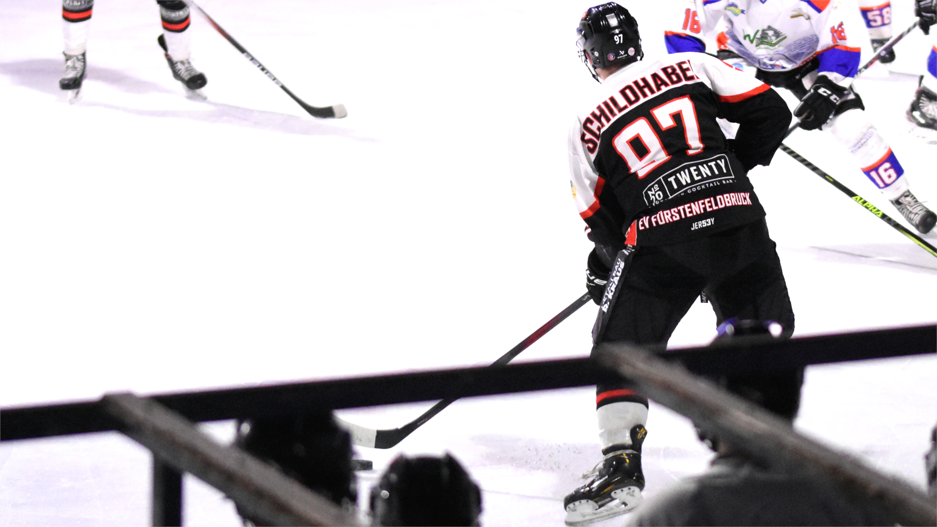 Eishockey-Stürmer Kresimir Schildhabel im Eisstadion der Amperoase – Schildhabel hat beim EVF verlängert