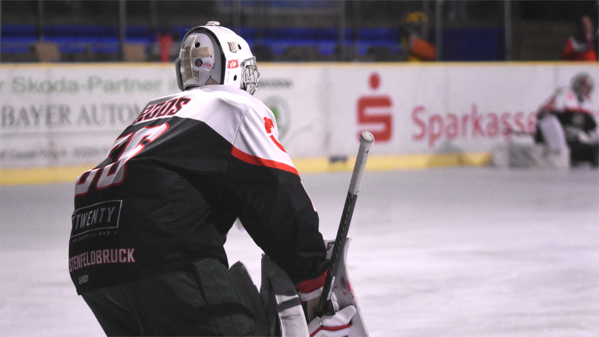 Torhüter Paul Croos beim Aufwärmen im Eisstadion der Amperoase