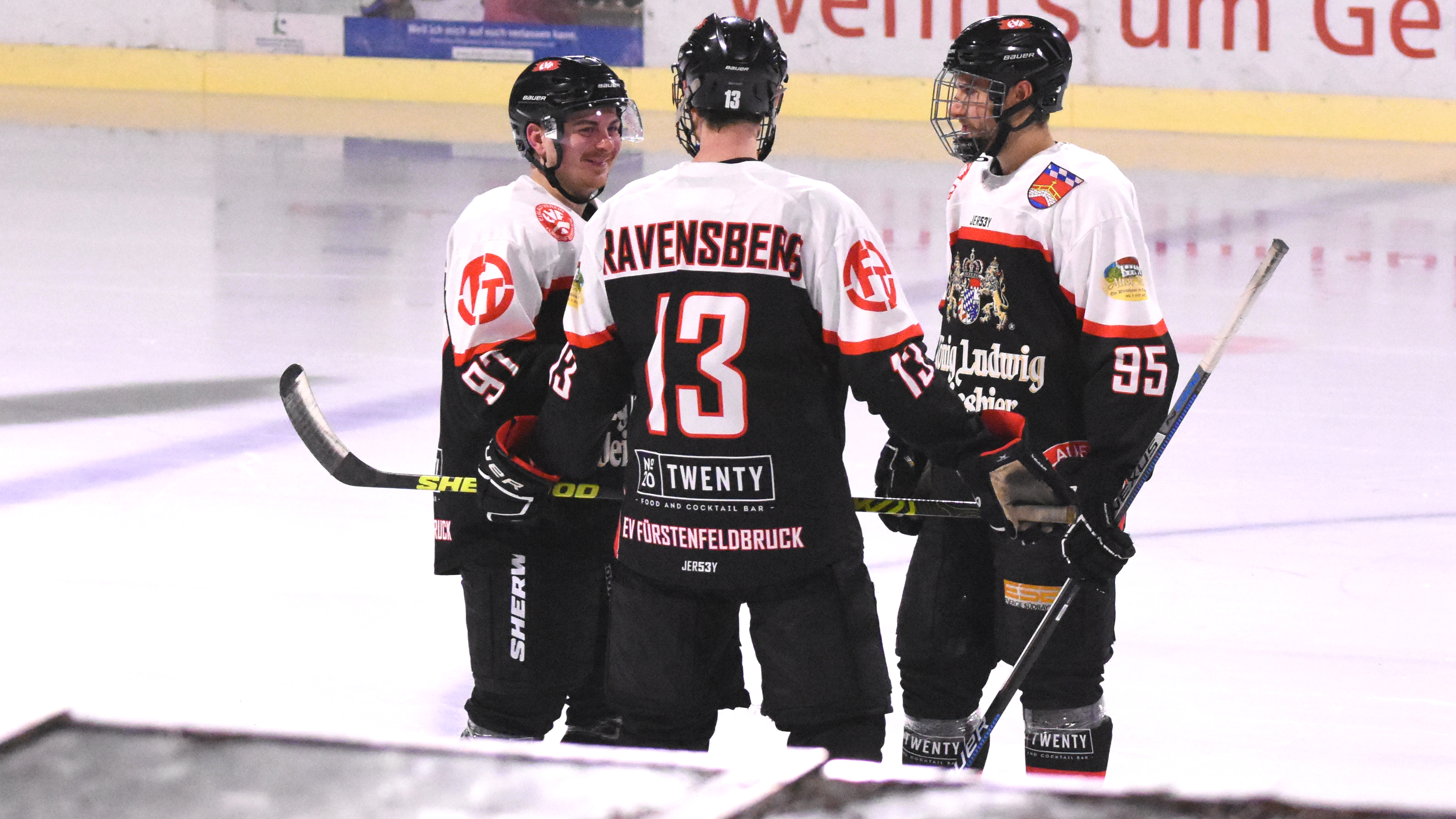 Tizian Ravensberg (Mitte) spielt auch in der Saison 2024/2025 für den EV-Fürstenfeldbruck in der Eishockey-Landesliga.