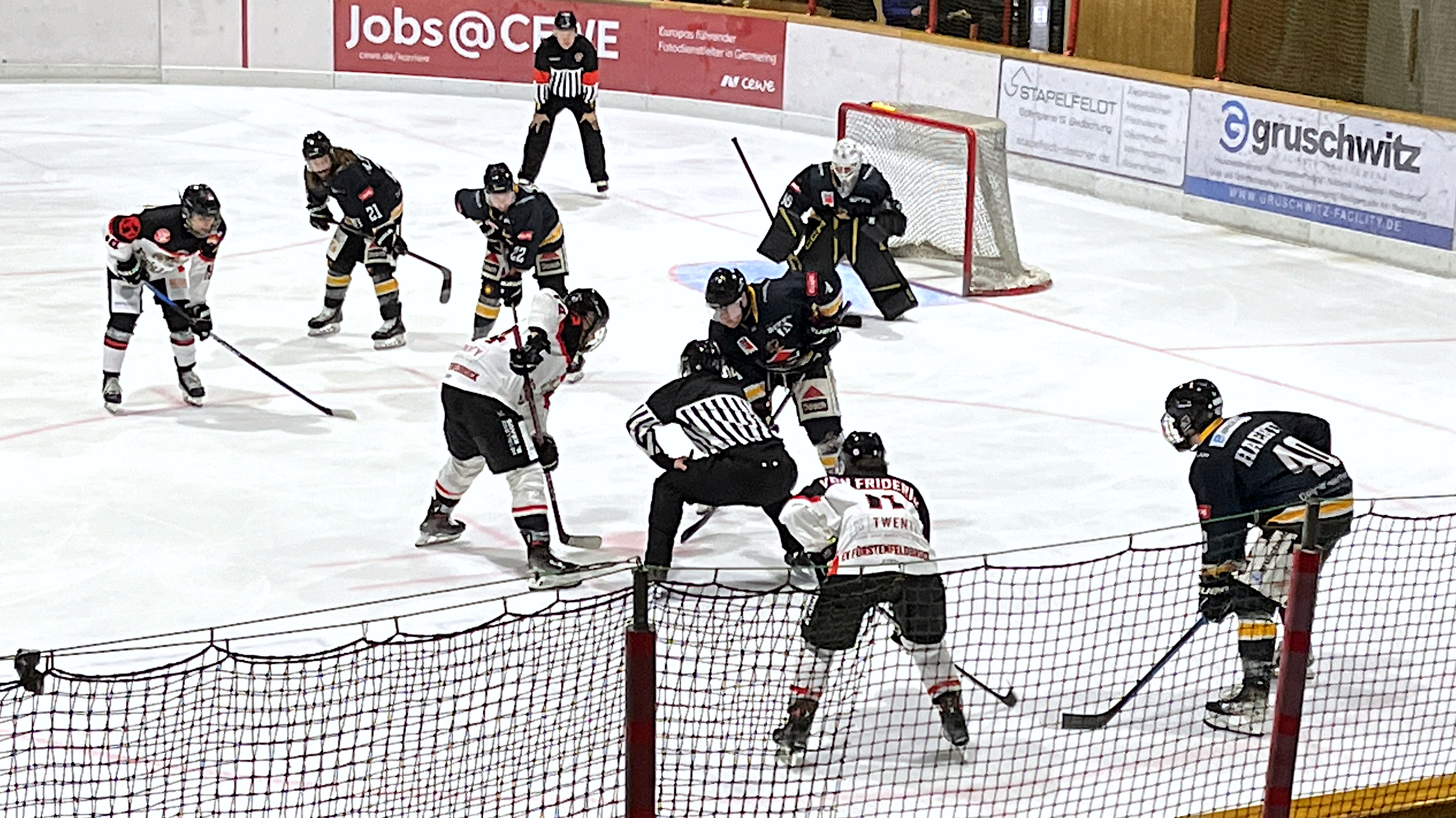 Bully im Angriffsdrittel des EVF beim ersten Derby der neuen Eishockey-Saison in Germering.