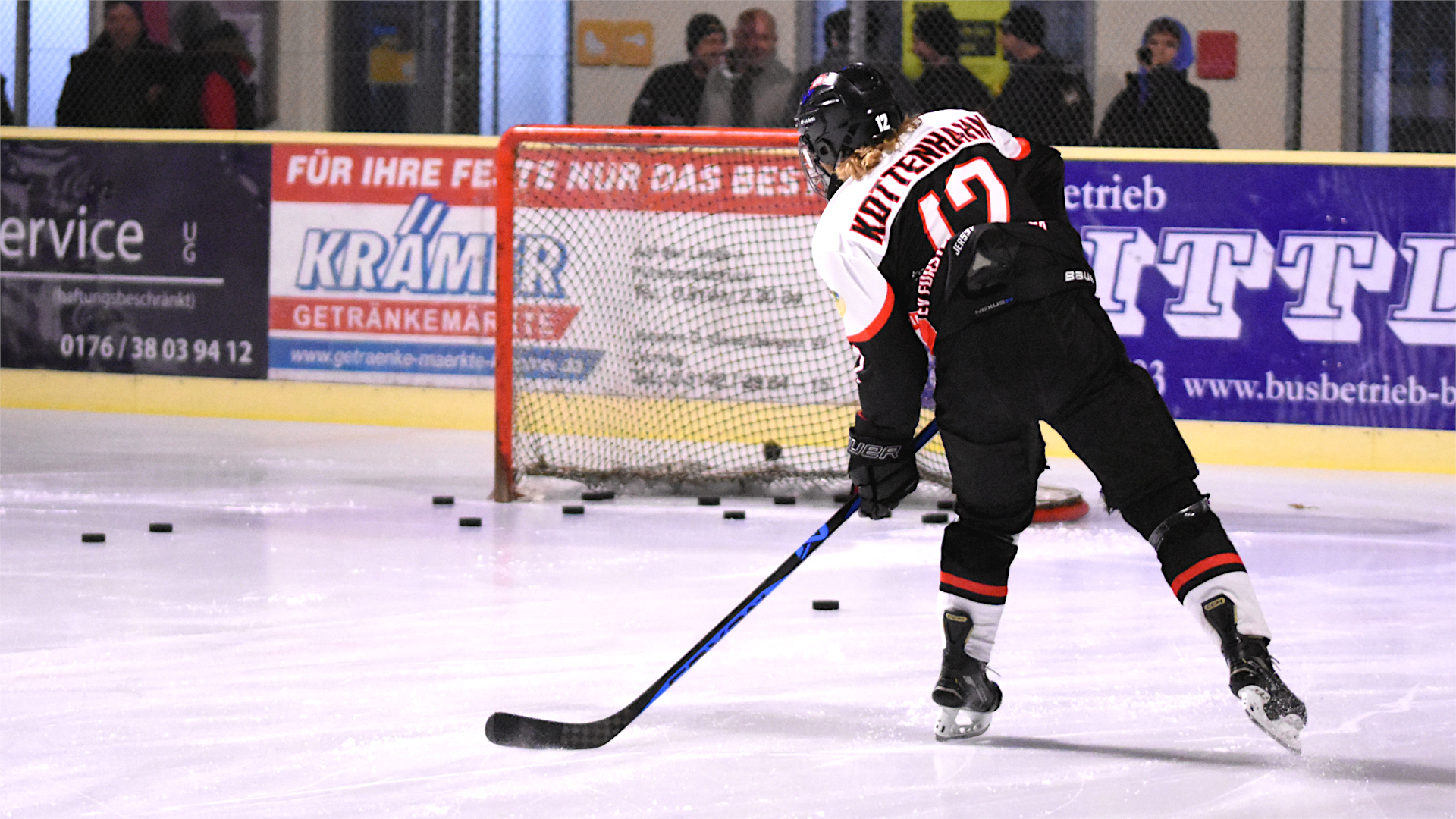 EVF-Verteidiger Lukas Kottenhahn im Eisstadion der Amperoase