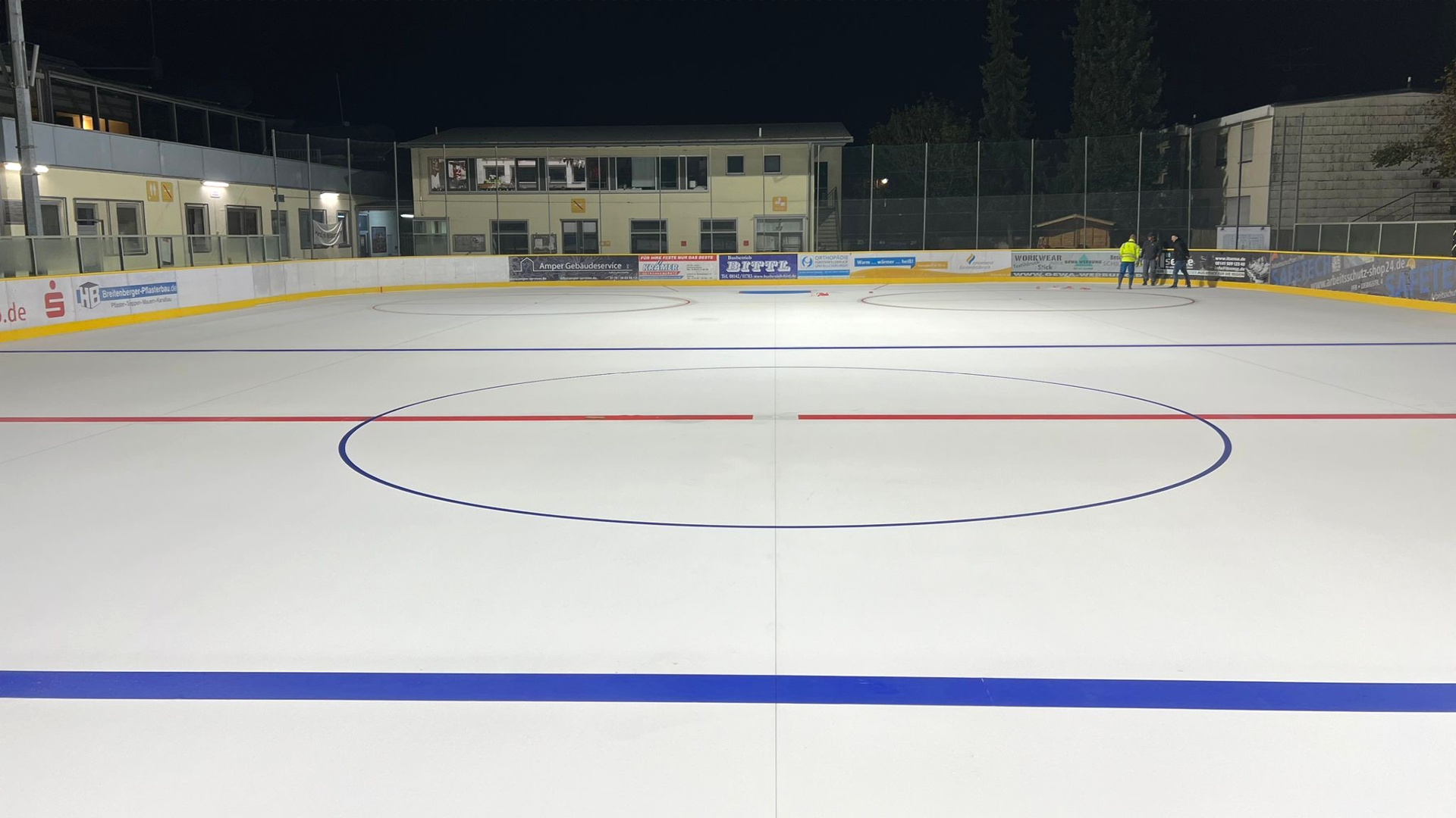 Eis und Linien im Eisstadion der Amperoase, Ende Oktober 2024