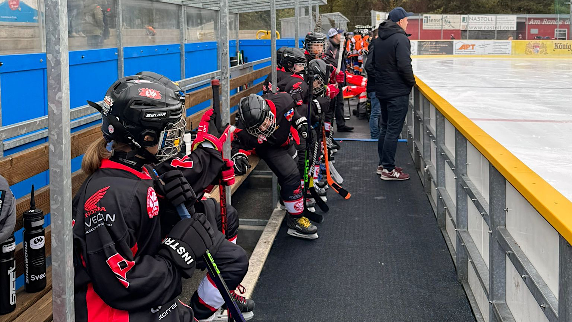 Die Spielerbank des EVF beim U13-Spiel gegen den ESC München am 03. November 2024