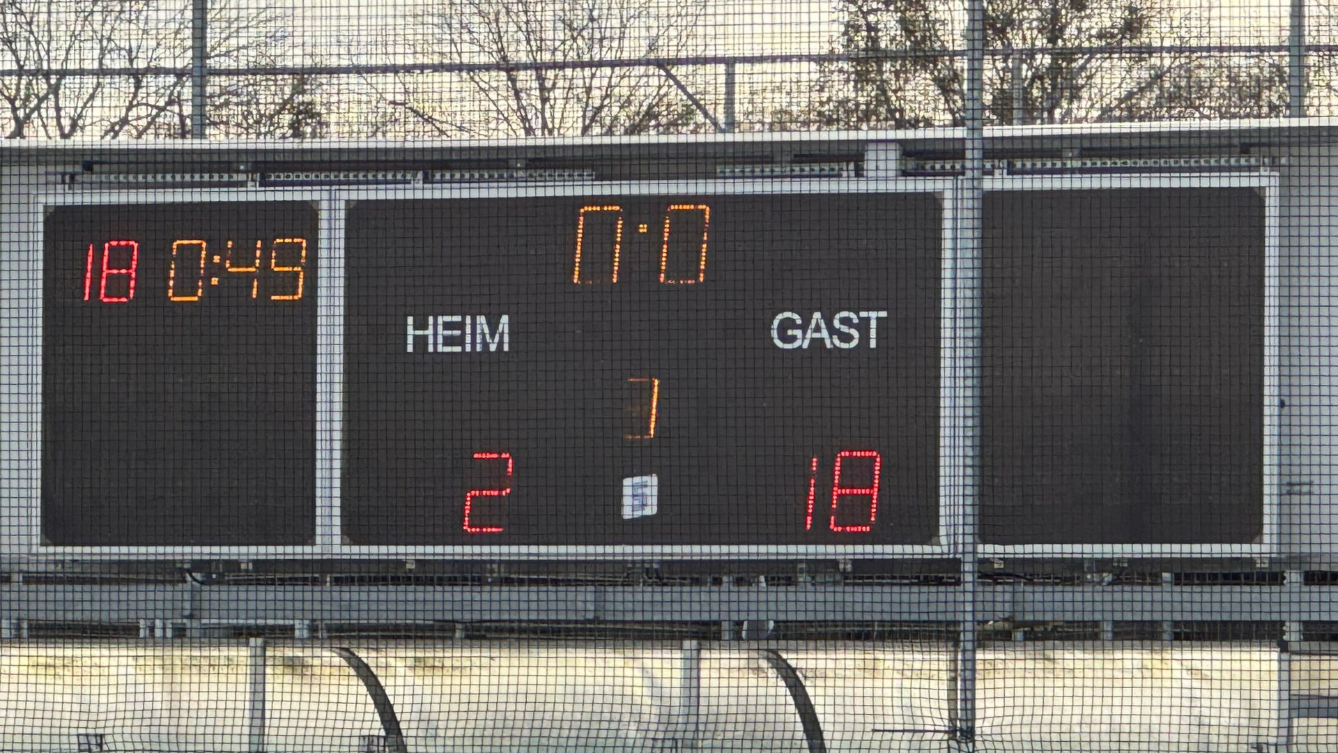 Die Anzeigetafel beim Auswärtsspiel der U13 des EVF beim MEKJ München