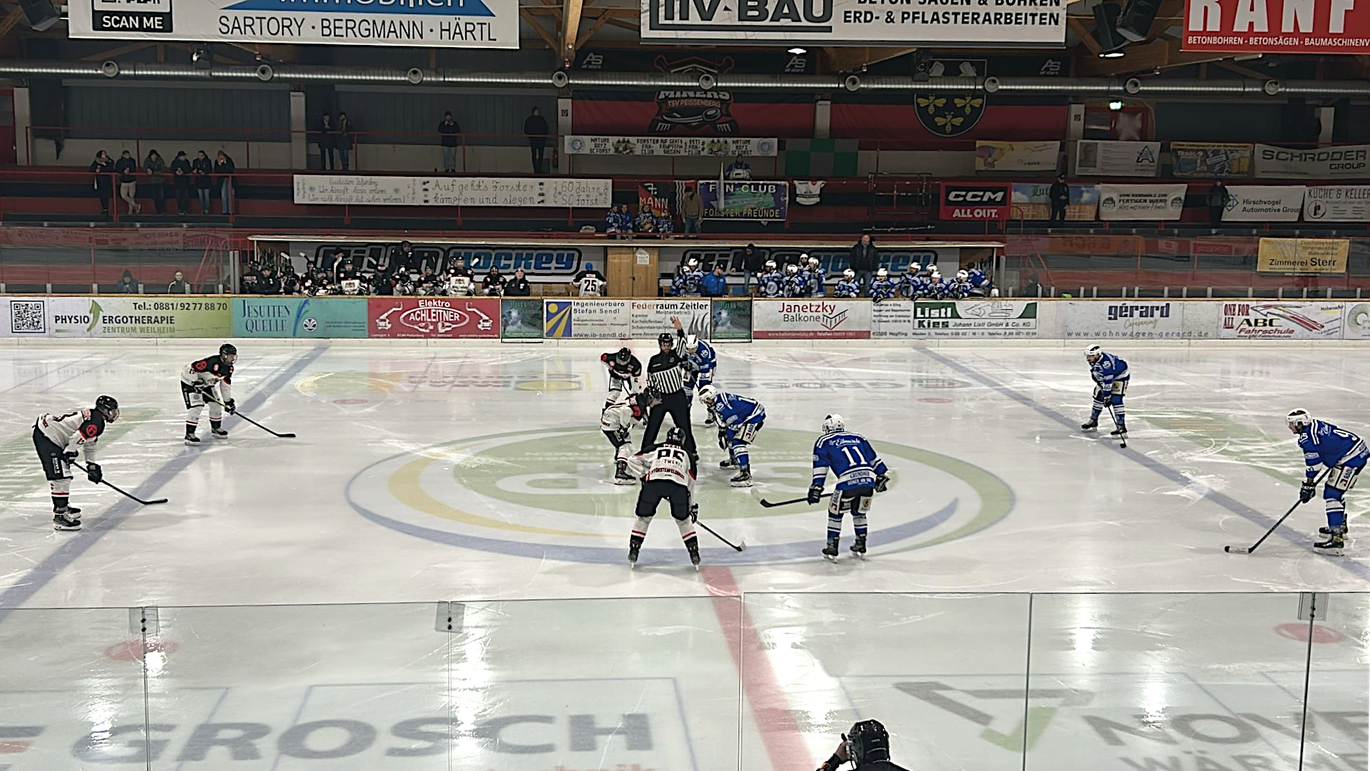 Eishockey-Landesliga: Bully zwischen dem EV Fürstenfeldbruck und dem SC Forst.