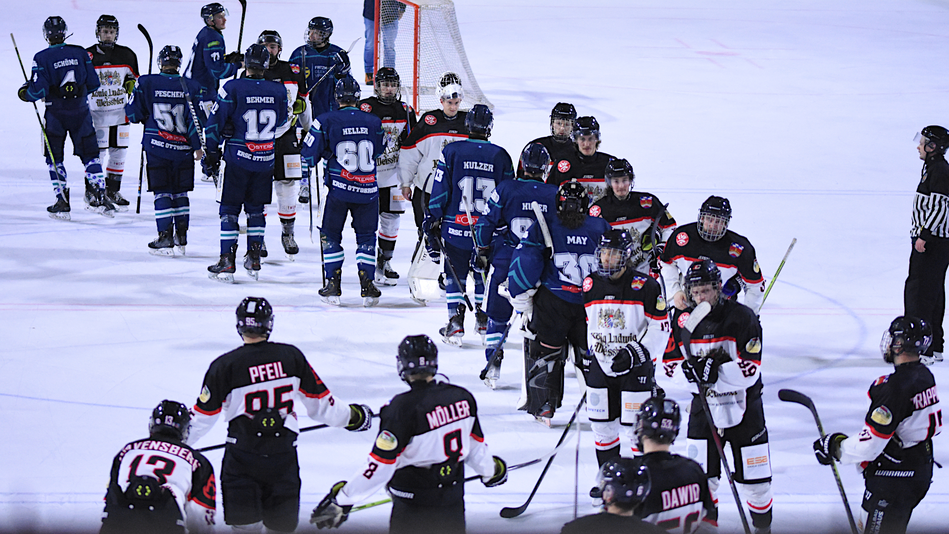 Abklatschen der Mannschaften nach dem Spiel des EVF beim ERSC Ottobrunn am 17.11.2024