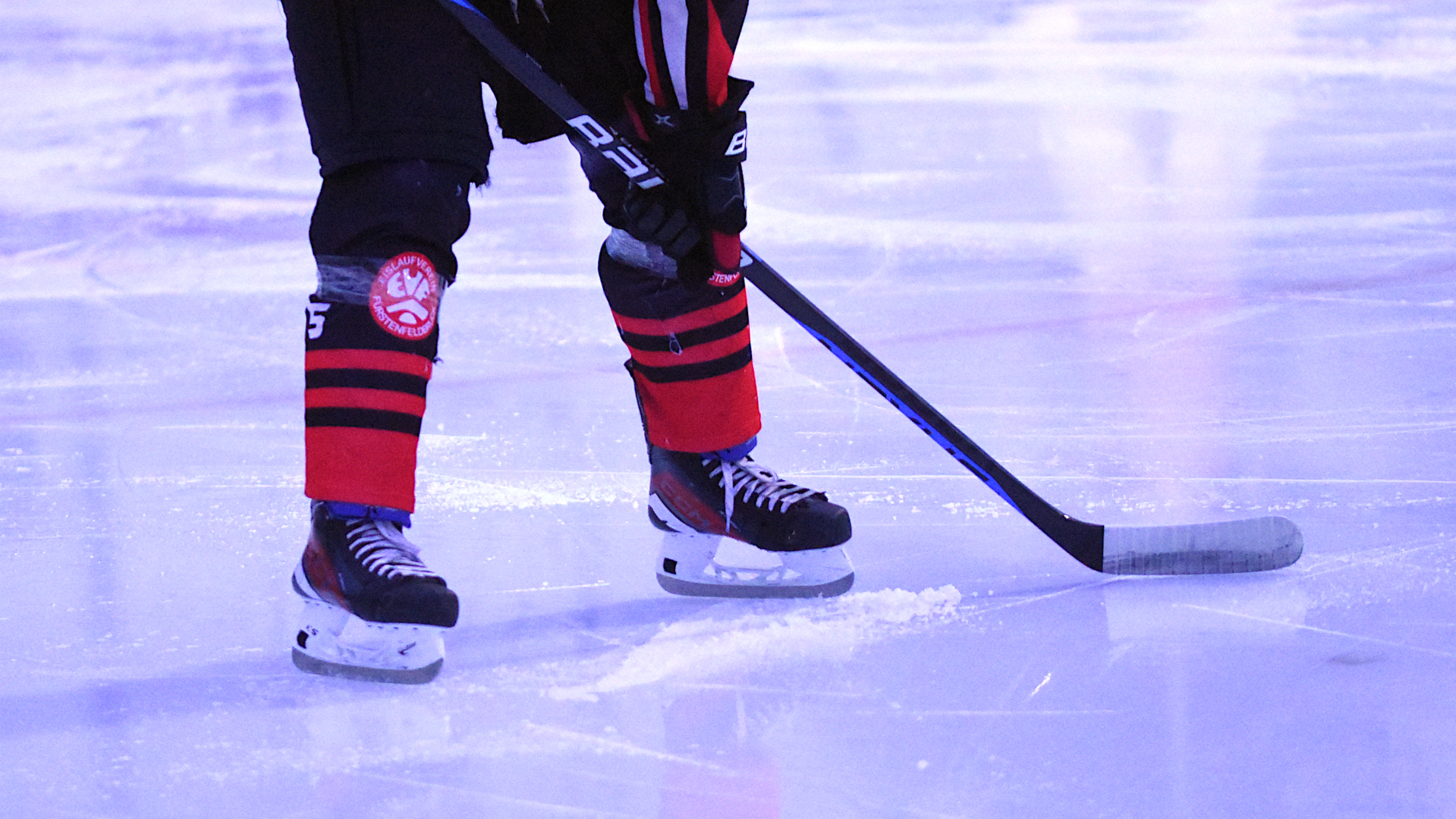 Ein Eishockeyspieler im Eisstadion der Amperoase (Archivbild)