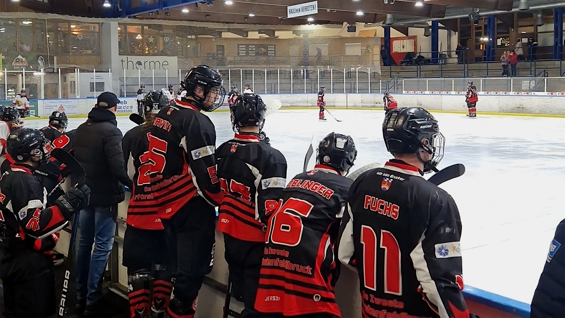 Die Spielerbank der 1b beim Auswärtsspiel in Bad Aibling.