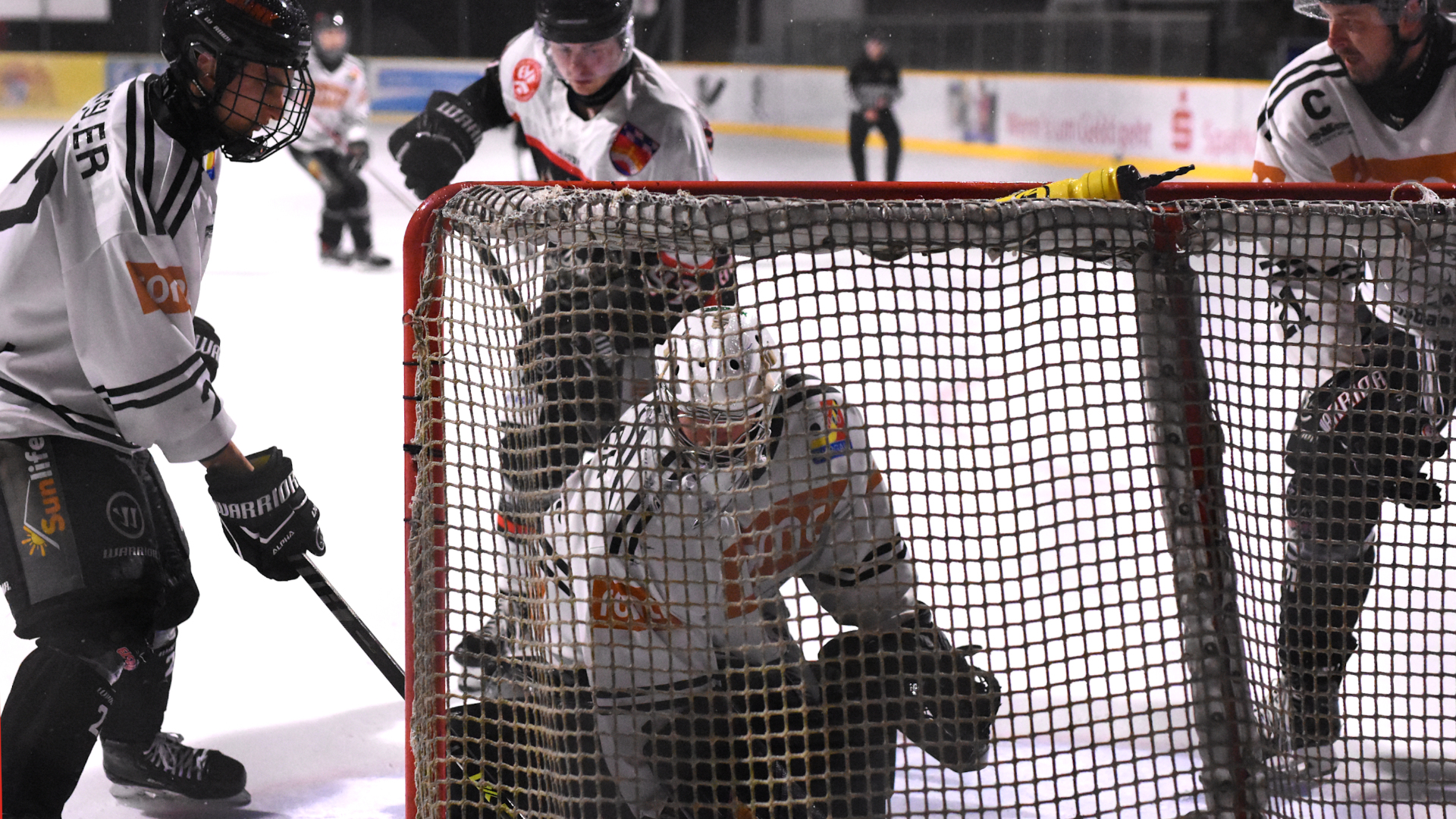 Burgaus Goalie Schaller in Fürstenfeldbruck auf der Suche nach der Scheibe