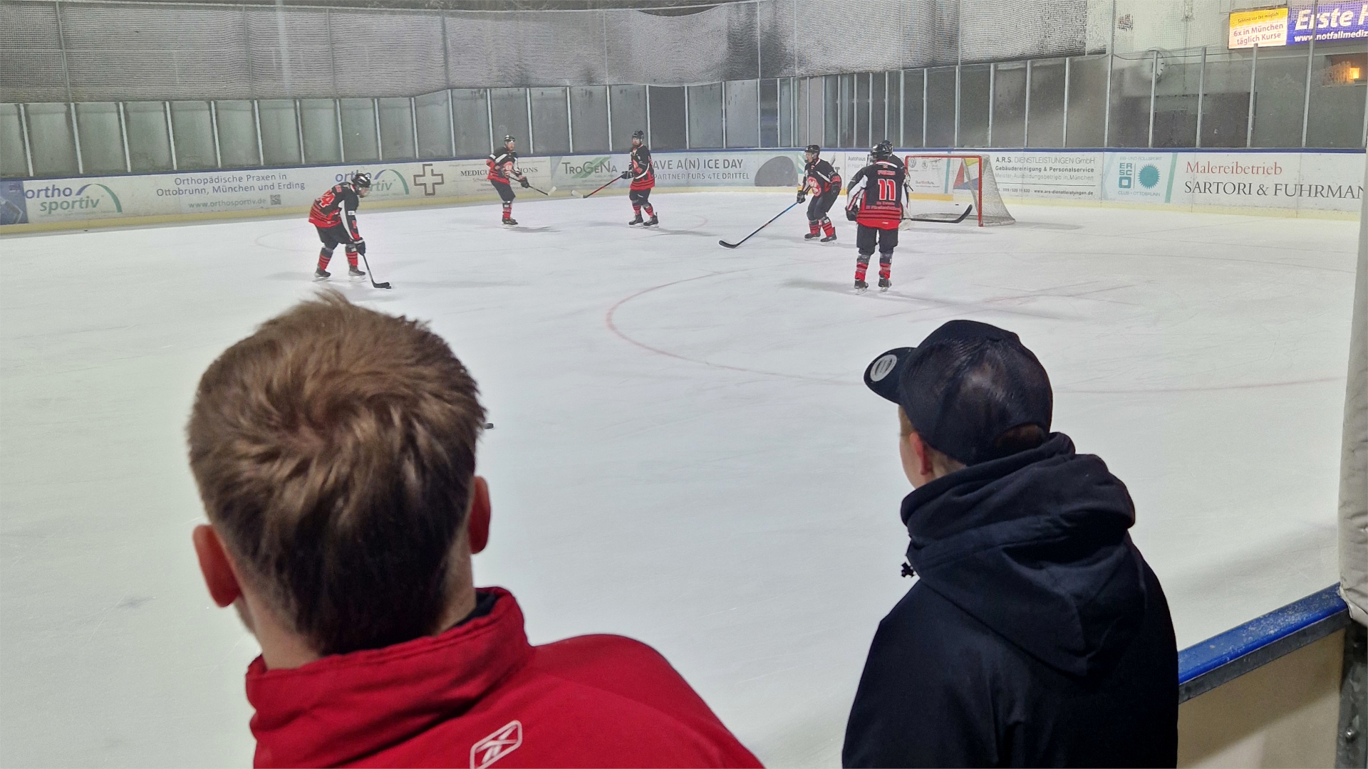 Spieler der 1b des EVF auf dem Eis in Ottobrunn.