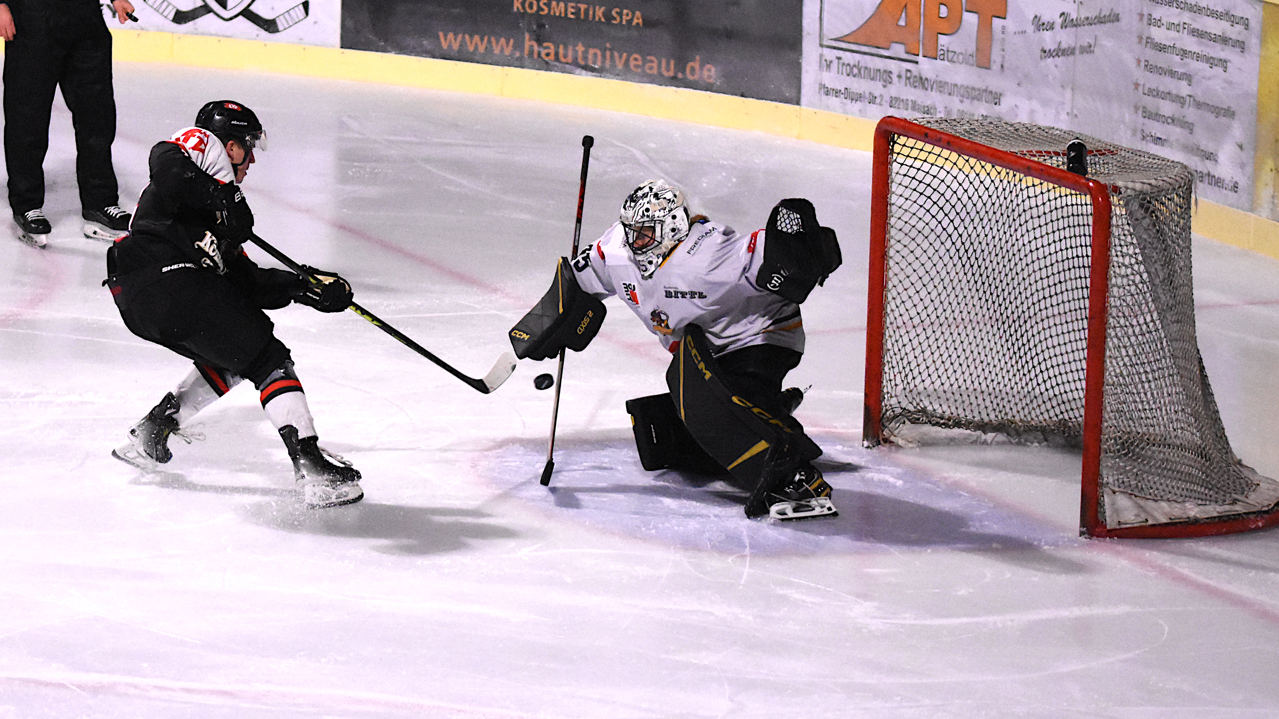 Lennart Guttenthaler verwandelt gegen Germering einen Penalty Shot (Archivbild)