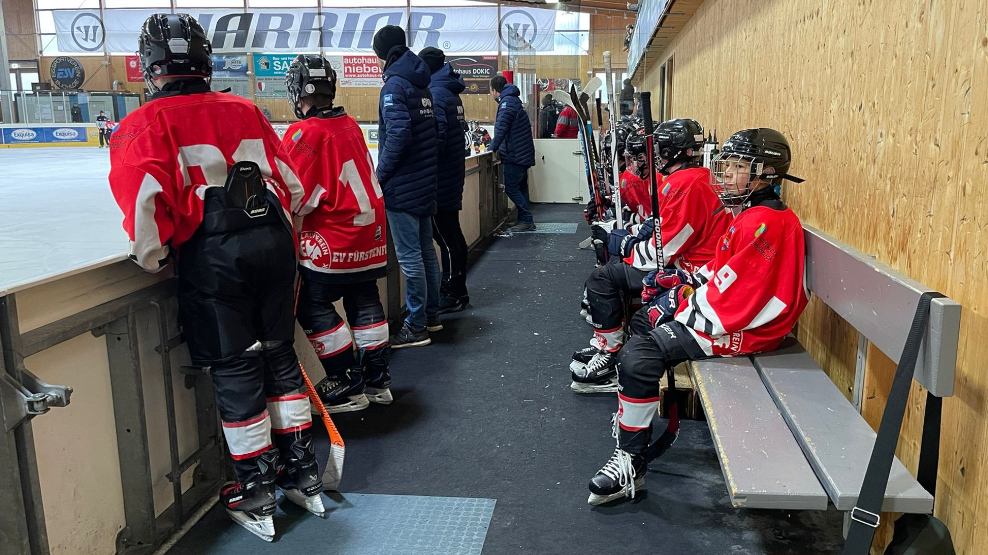 Die Spielerbank der U15 des EVF beim Auswärtsspiel gegen den ESV Buchloe.