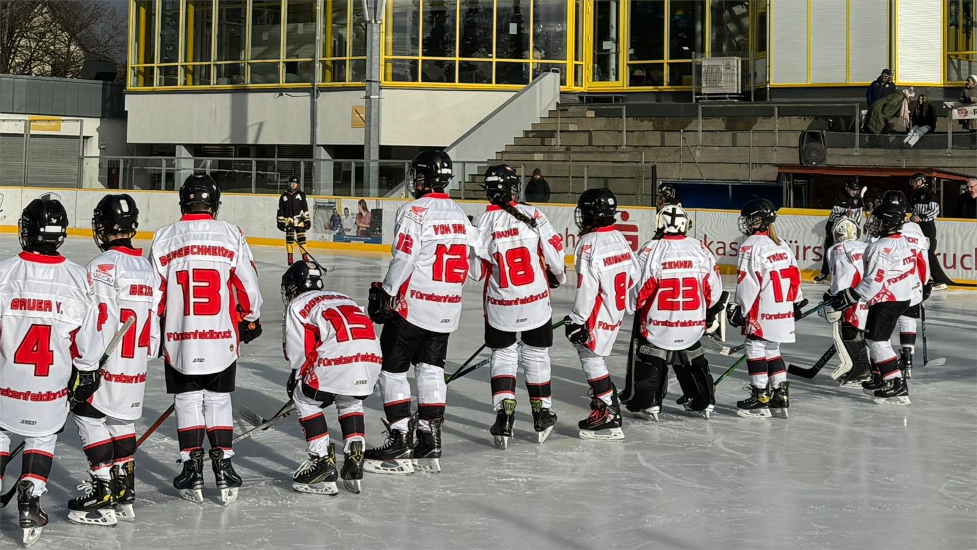 Die U13 des EVF beim Spiel gegen den MEKJ München an der blauen Linie.