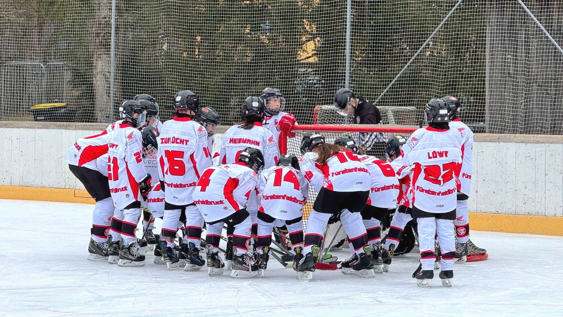 U13 des EVF vor dem Tor im Stadion des ESV Dachau