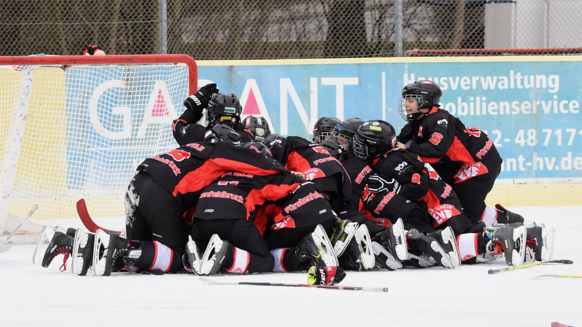 Die U11 des EVF bejubelt ihren Heimsieg gegen den EC Pfaffenhofen im Eisstadion der Amperoase am 25.01.2025.