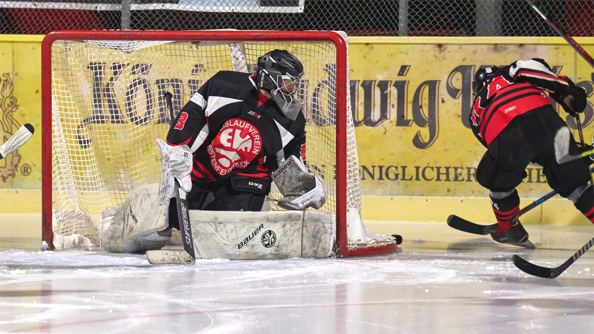 Jonas Möller steht im Eisstadion der Amperoase im Tor der 1b des EV Fürstenfeldbruck. 