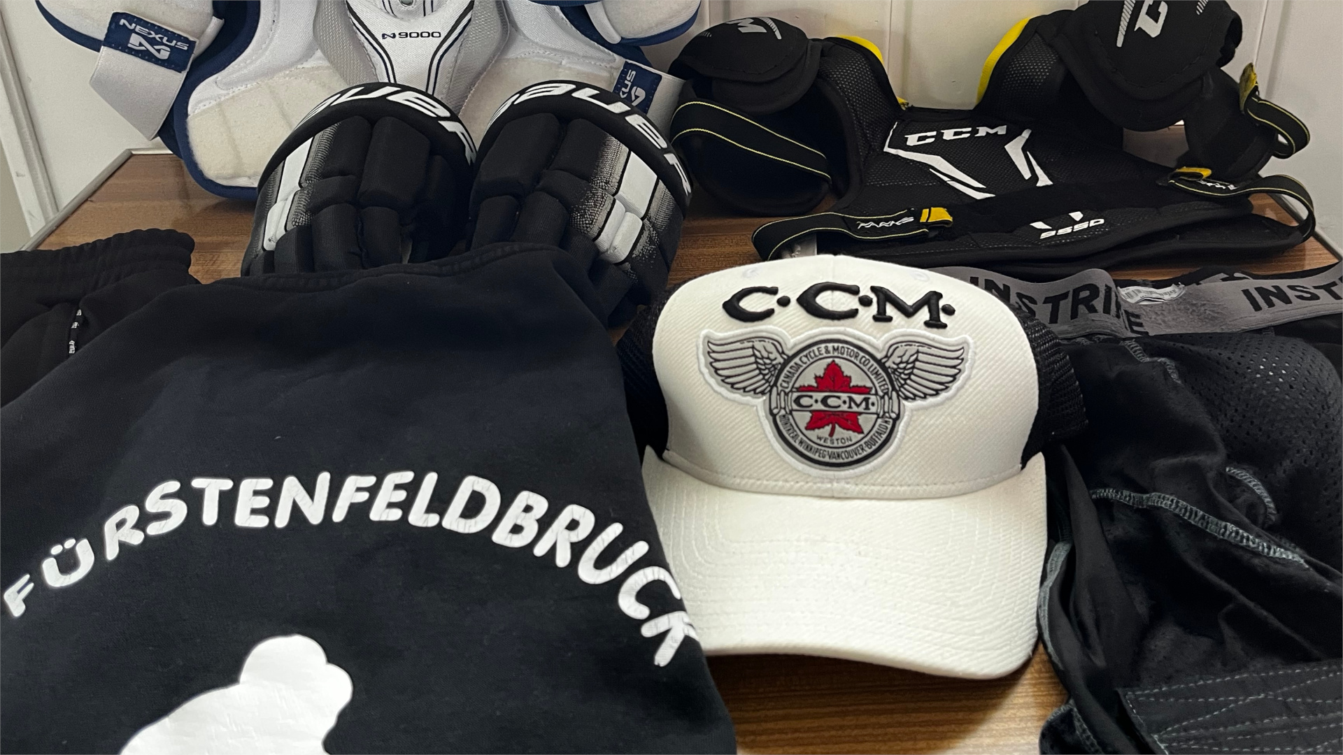 Brustpanzer, Handschuhe, Tiefschutzhose und Bekleidung beim Eishockey-Flohmarkt des EVF