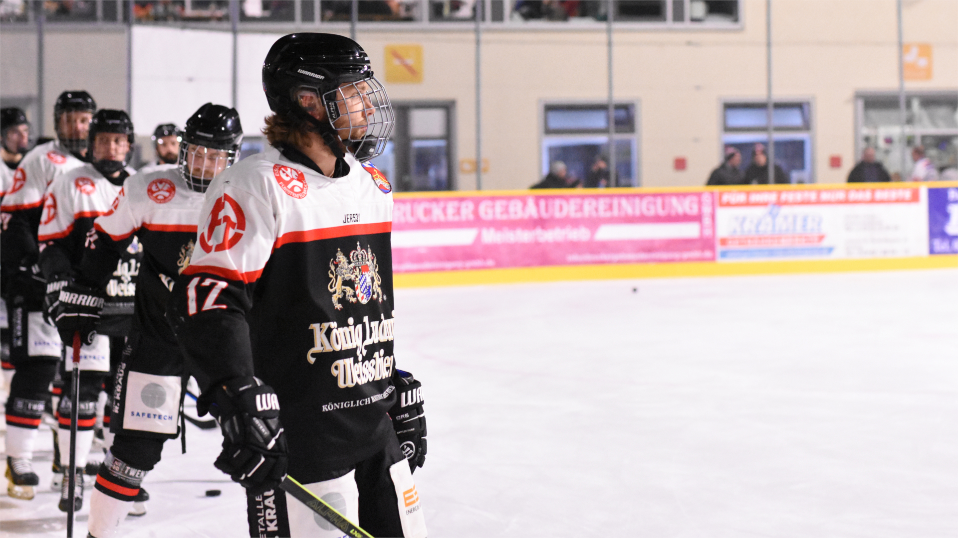Spieler des EVF beim Aufwärmen im Eisstadion der Amperoase (Archivbild)