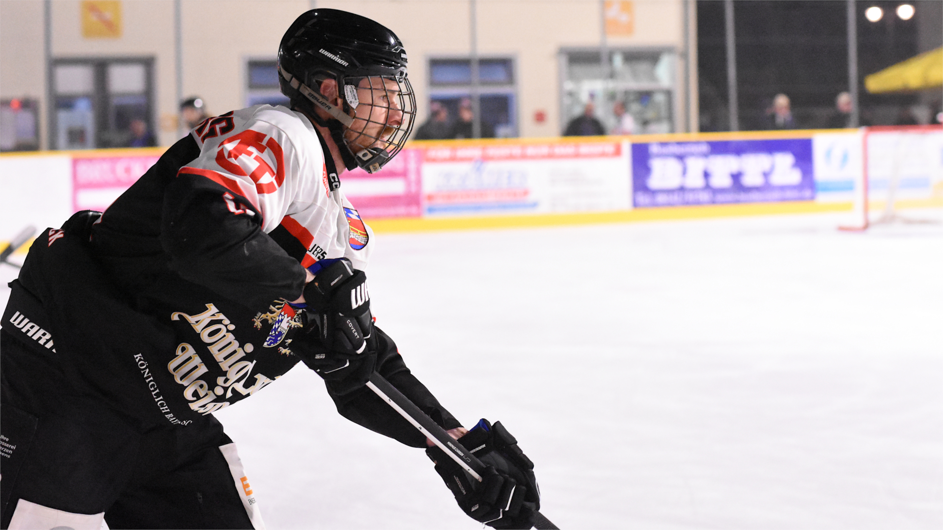 Tizian Ravensberg beim Warmspielen im Eisstadion der Amperoase - Archivbild
