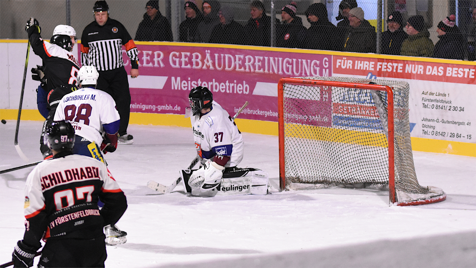 Archivbild: Der EV Pfronten zu Gast beim EVF im Eisstadion der Amperoase.