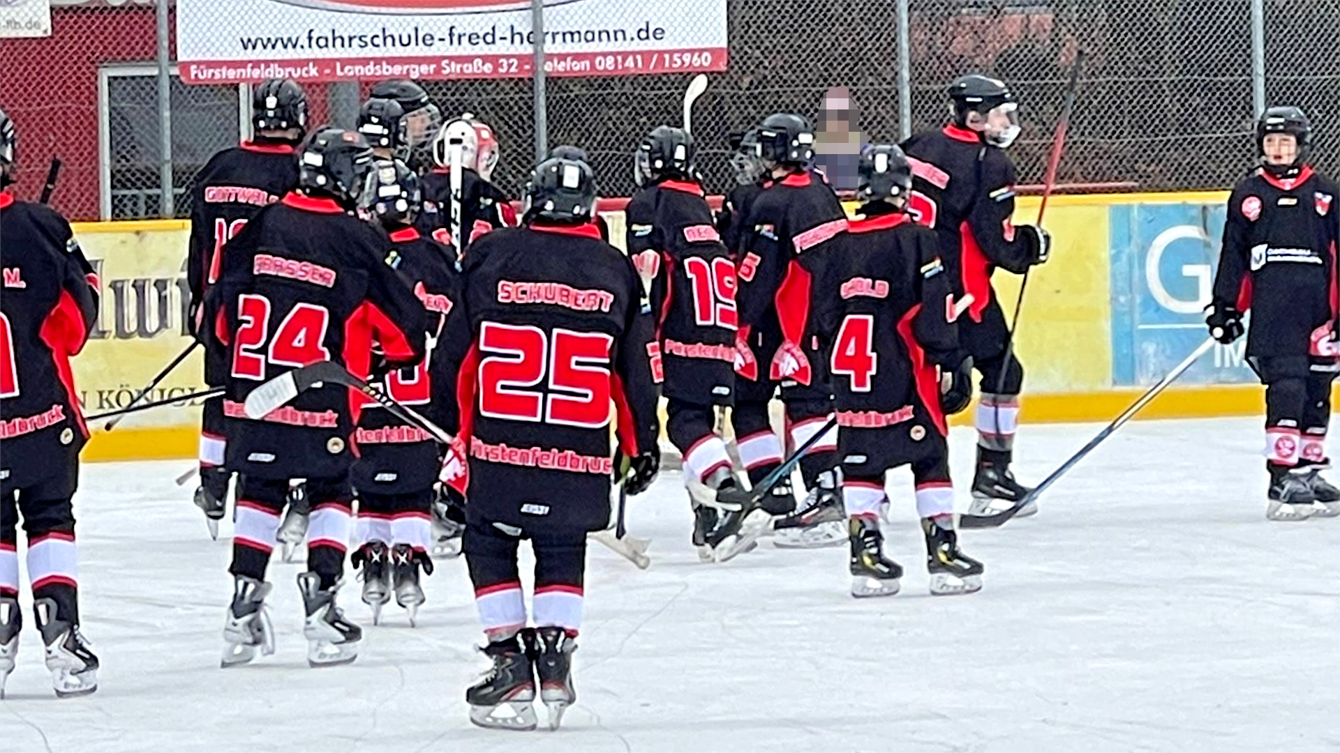 Die U15 des EVF jubelt nach einem Sieg gegen die  SG Trostberg / Klostersee II