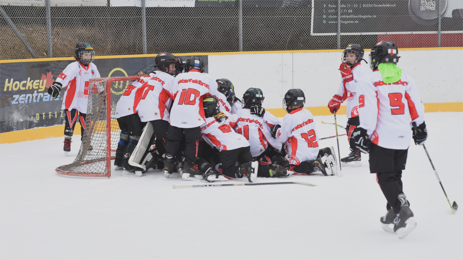 Die U9 des EVF jubelt nach dem Heimturnier im Eisstadion der Amperoase am 25.01.2026.