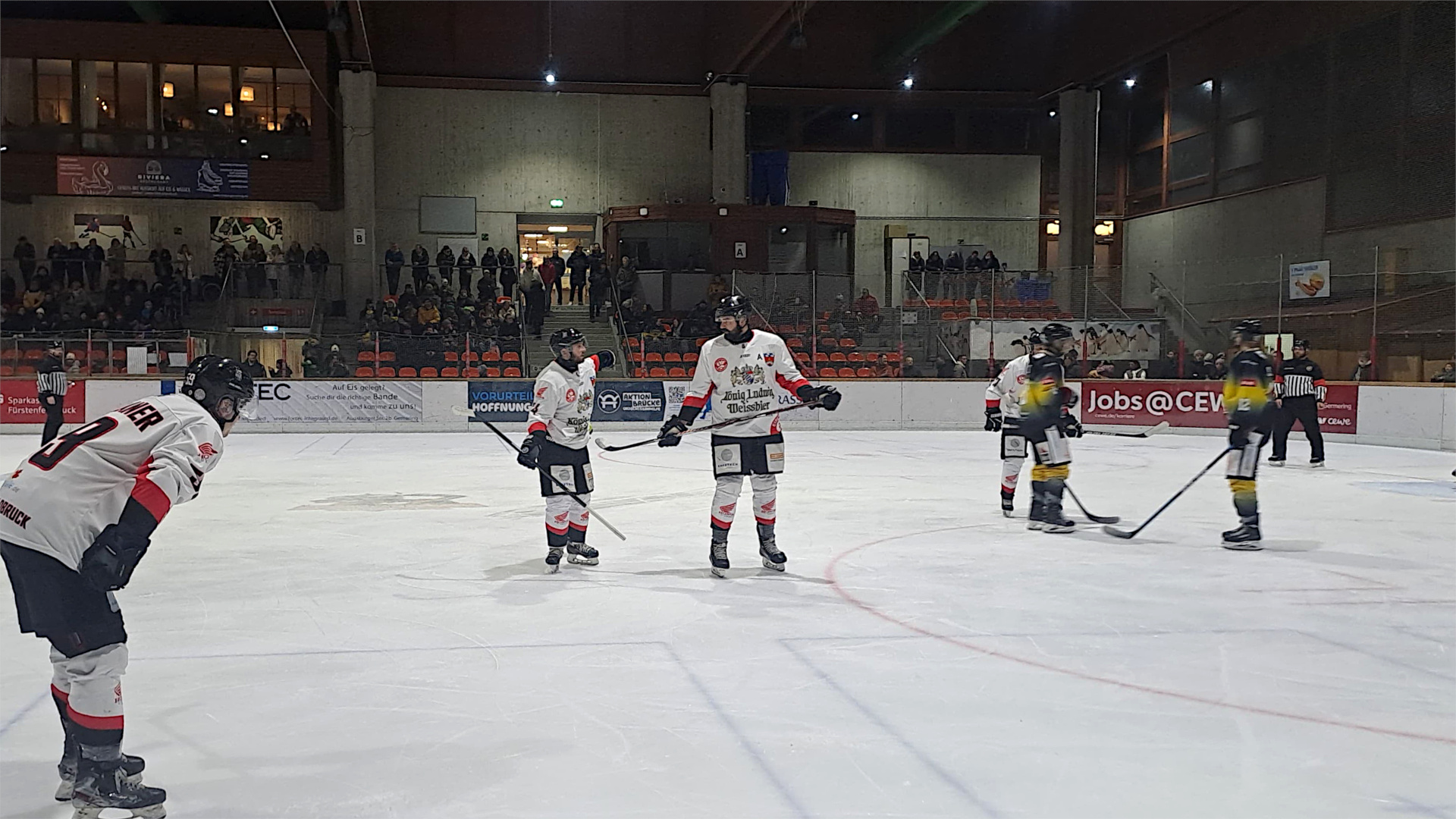 Spieler des EVF und der Wanderers stellen sich zum Bully auf.