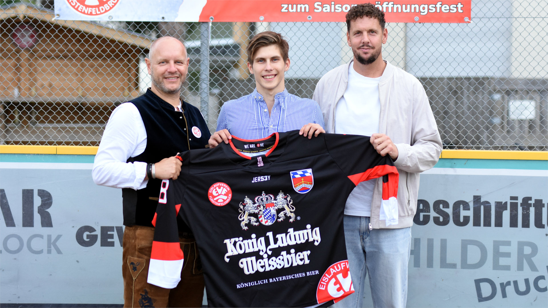 Begrüßung von Yevhenii Yef Yatsenko durch Vorstand Manuel Vilgertshofer (l.) und Trainer Philipp Steidle (r.) 