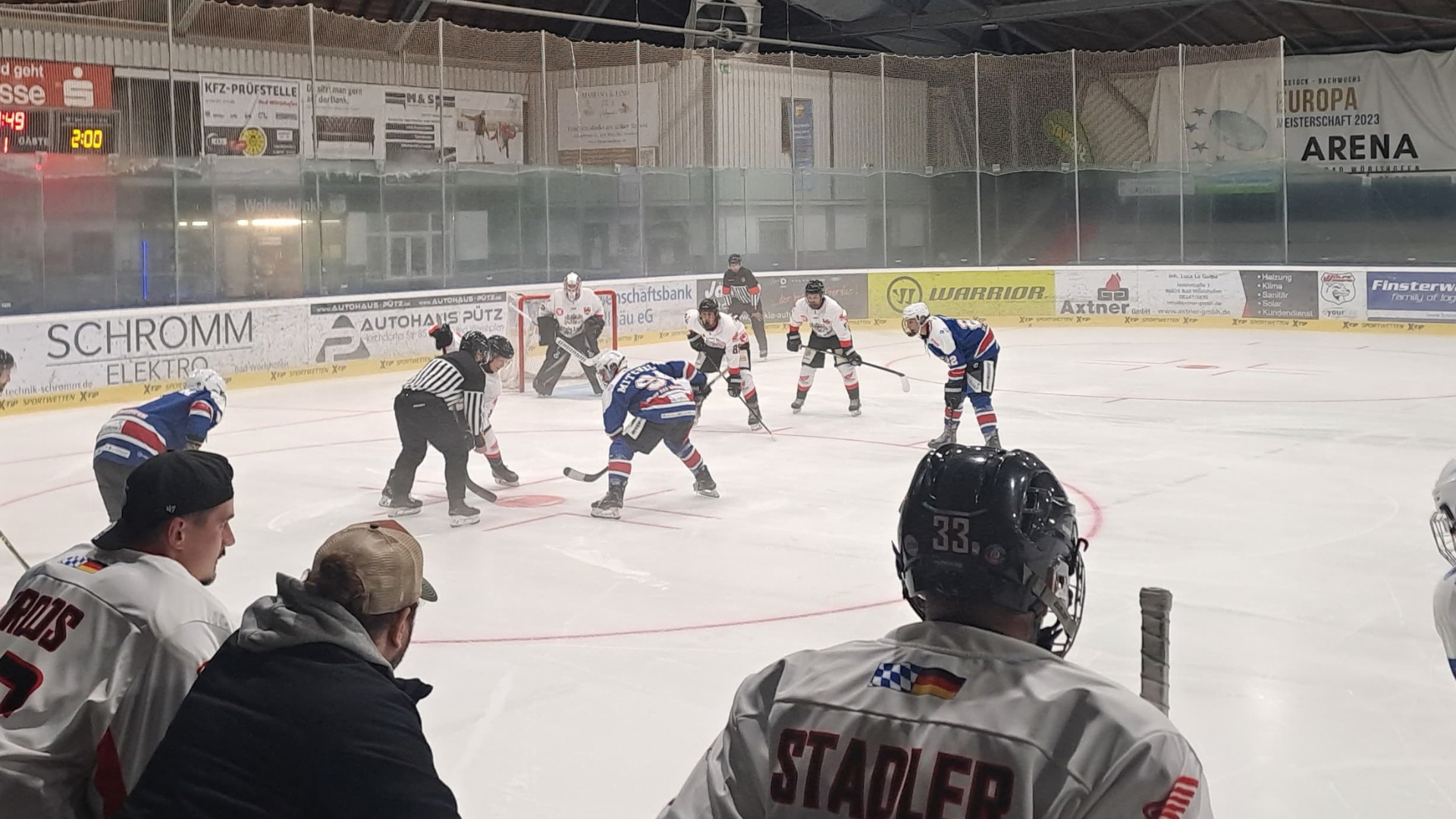 Bully-Aufstellung beim Testspiel des EVF in Bad Wörishofen