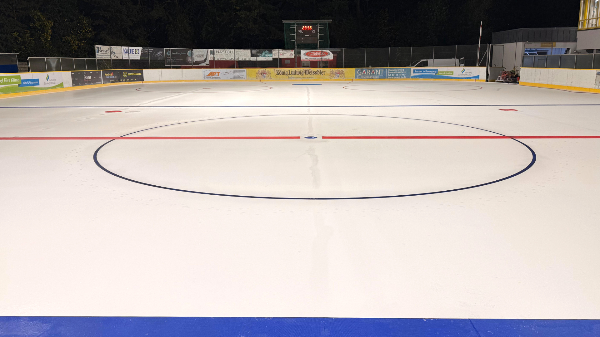 Während der Eisbereitung für die Saison 2026/2027: Die blauen und roten Linien sind bereits auf eine weiße Eisschicht aufgebracht worden.
