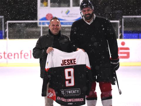 Jeske mit Trikot Nr. 9