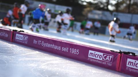 Neue Eisfeldabtrennungen im Eisstadion der Amperoase in Fürstenfeldbruck tragen das Logo von Sponsor microCAT.