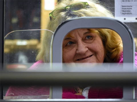 Brigitte Reise vor einem EVF-Spiel an der Kasse des Eisstadions der Amperoase in Fürstenfeldbruck