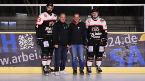 v.l.: EVF-Stürmer Mathias Jeske, Thomas Salzmann (Leiter erste Mannschaft), Carsten Schuchhardt (Safetech GmbH), EVF-Stürmer Kresimir Schildhabel