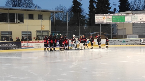 Die U20 des EV Fürstenfeldbruck liegt jetzt mit einem Spiel weniger als der Zweitplatzierte EV Dingolfing auf dem dritten Tabellenplatz und hat die besten Voraussetzungen, den zweiten Platz zu erreichen, um dann ins Endturnier zu gelangen.