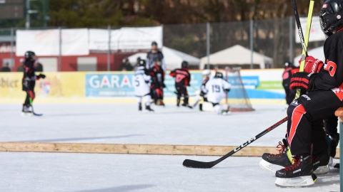 Spieler des EVF und der Black Bears Freising im Eisstadion der Amperoase