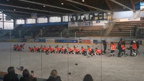 Die U15 des EVF feiert die Eishockey-Meisterschaft 2024 in der bayerischen Bezirkliga am Ende des Meisterturniers in Waldkraiburg.