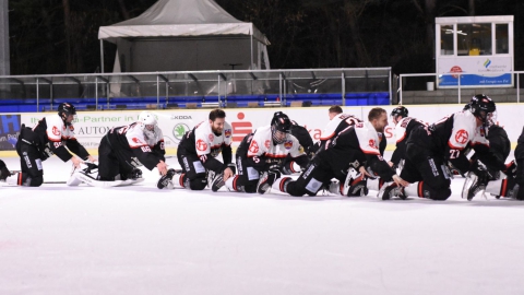 Die Spieler des EVF machen nach dem Sieg gegen Ottobrunn zum Abschluss der Saison in der Eishockey-Landesliga die Raupe auf dem Eis. 