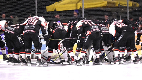 Die Erste des EVF versammelt sich um ihren Goalie im Eisstadion der Amperoase.