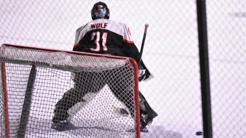 Goalie Michael Wolf hütet das Tor des EVF im Eisstadion der Amperoase