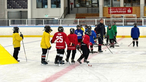 Nachwuchsspieler des EV Fürstenfeldbruck (EVF) bei einem Training in Pfronten