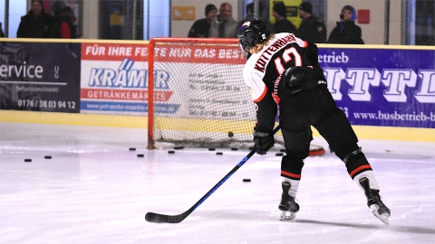 EVF-Verteidiger Lukas Kottenhahn im Eisstadion der Amperoase