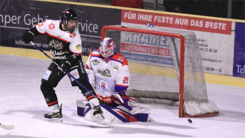 EVF-Verteidiger Timm Trappmann erwartet im Eisstadion der Amperoase vor dem gegnerischen Tor den Puck.