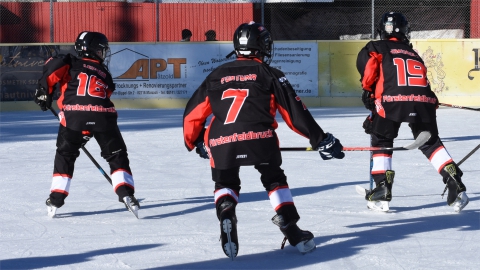 Nachwuchsspieler des EVF im Eisstadion der Amperoase