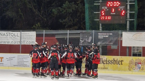 Die 1b des EV Fürstenfeldbruck feiert einen 5:2-Sieg gegen Inzell.