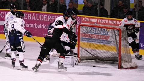 Zwei Treffer erzielte Benjamin Dawid gegen Ravensburg. Hier schiebt er den Puckt über die Torlinie.