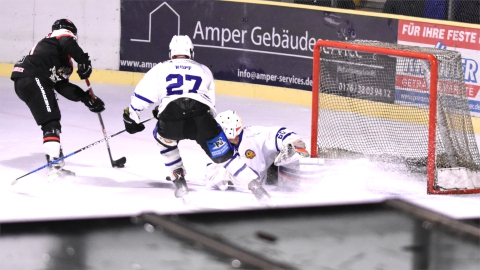 EVF-Stümer Marc Stroscher verlädt Lechbrucks Goalie im Eisstadion der Amperaose in FFB (Archivbild)